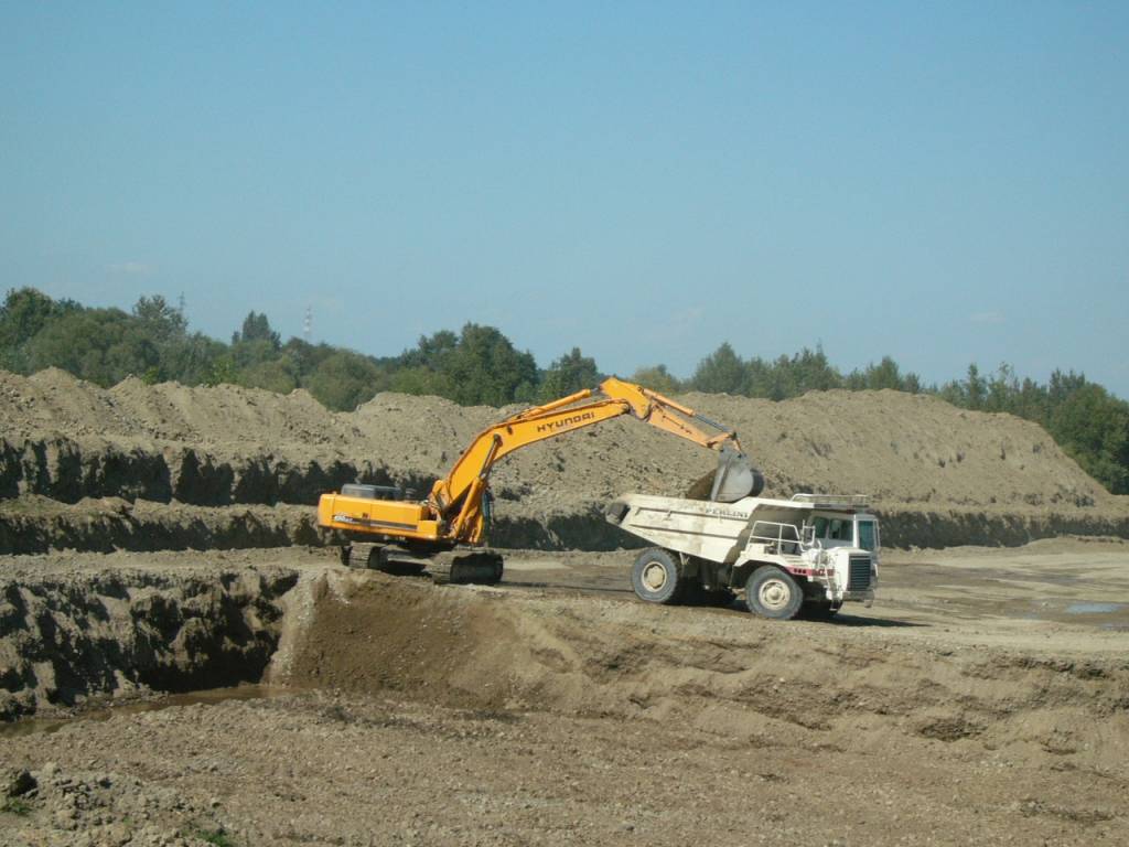 Perlini DP 405 e Hunday 450 LC 7