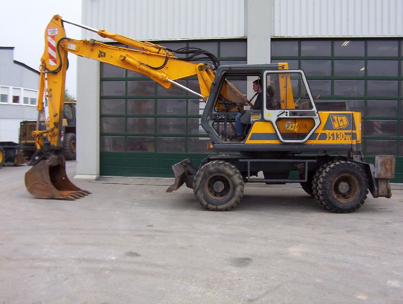 JCB JS 130 W