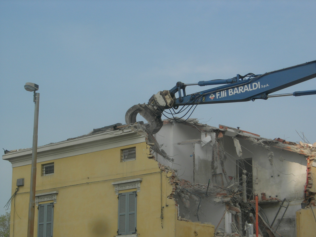 demolizione Via C.Menotti (MO) 25/04/08