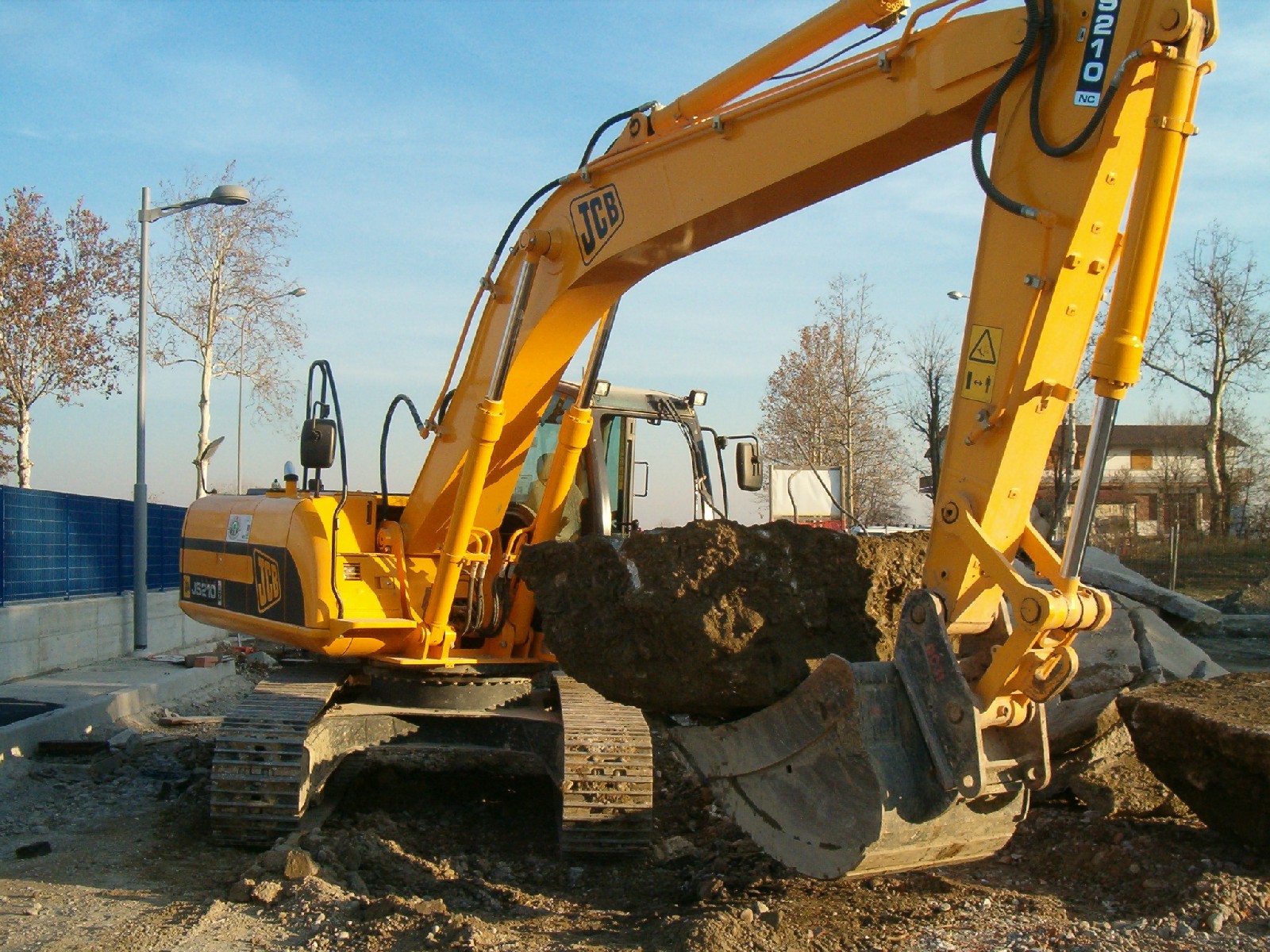 jcb js 210 estrazione plinti cancelli