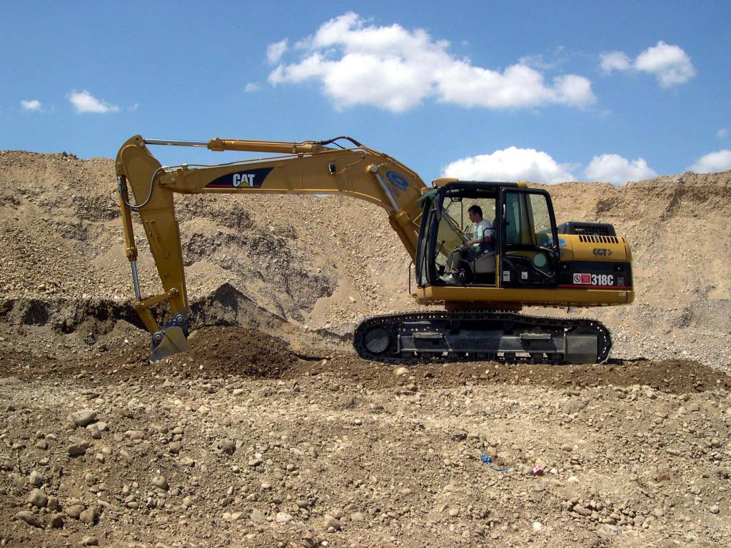 CAT 318 C N Ike al lavoro