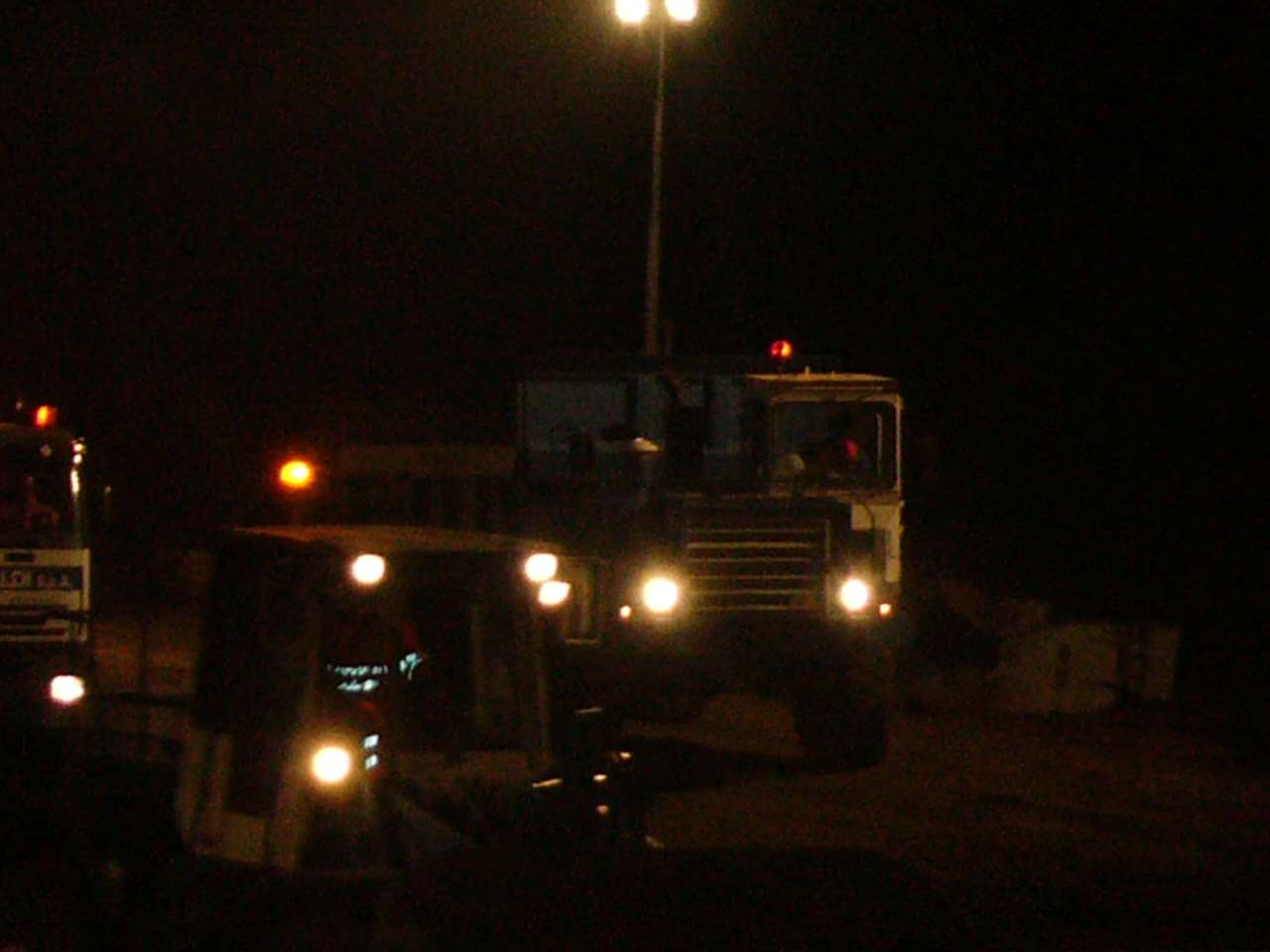 Stesura fresato sul manto stradale