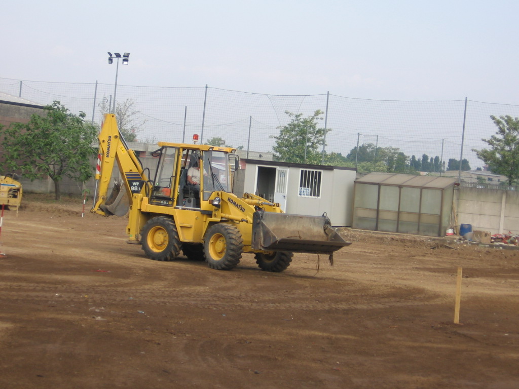 parcheggio Via S.Carlo Muggiò: Komatsu WB98A