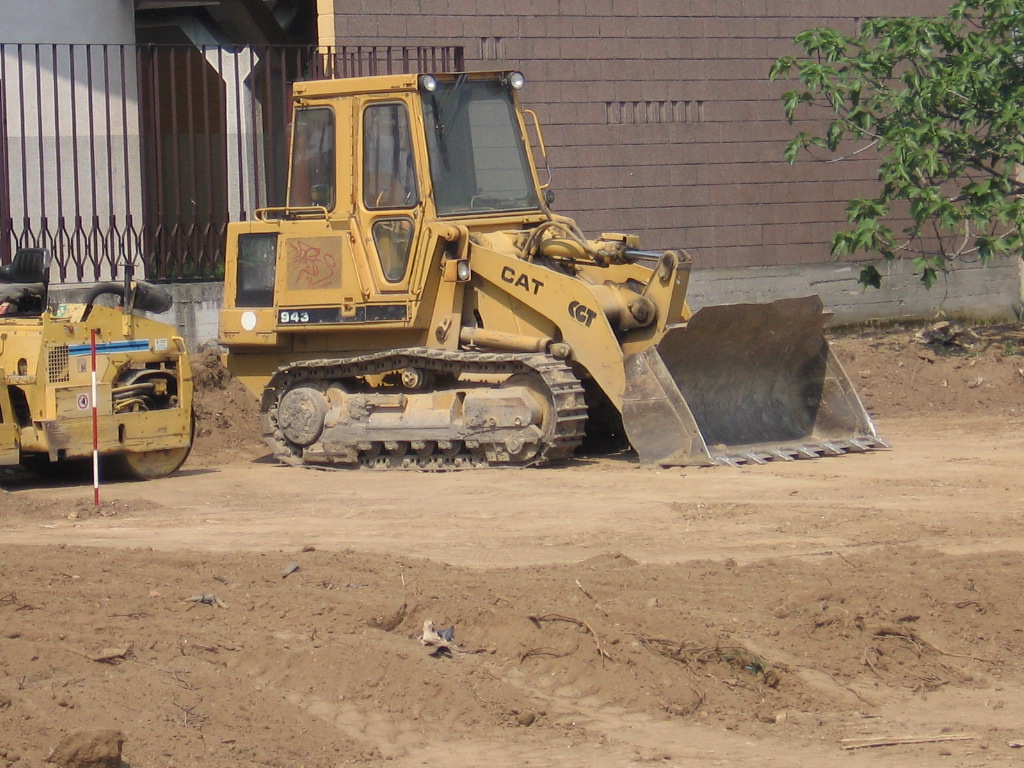 parcheggio Via S.Carlo Muggiò: Caterpillar 943