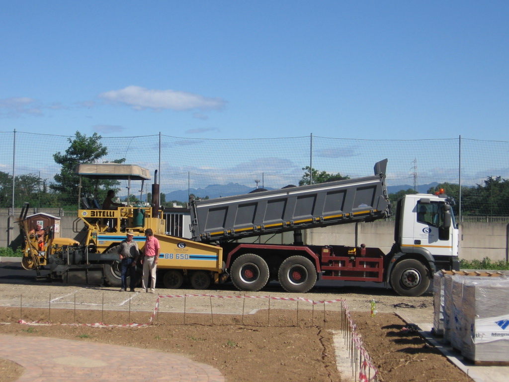 parcheggio Via S.Carlo Muggiò: Bitelli BB650 ed Iveco