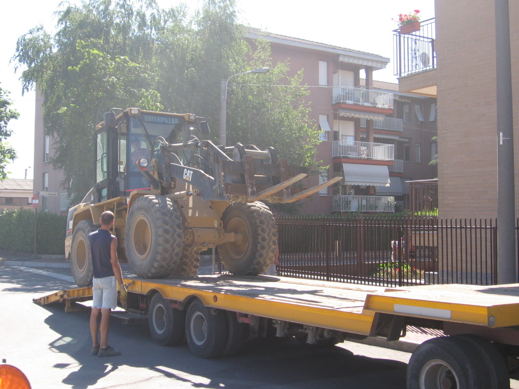 parcheggio Via S.Carlo Muggiò: carico Caterpillar IT14G su carrellone