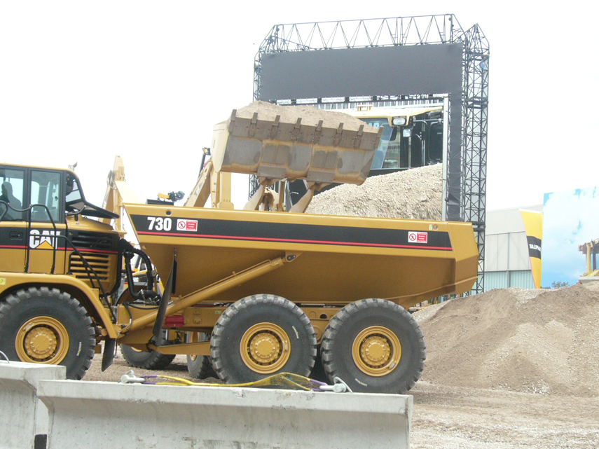 Cat 950G2 carica Cat 730