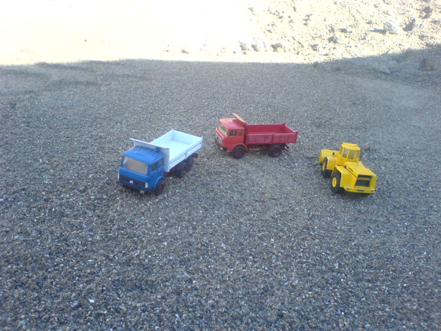 Estate 1979.. Fiume Trionto.. la <hanomag al carico dei camion..