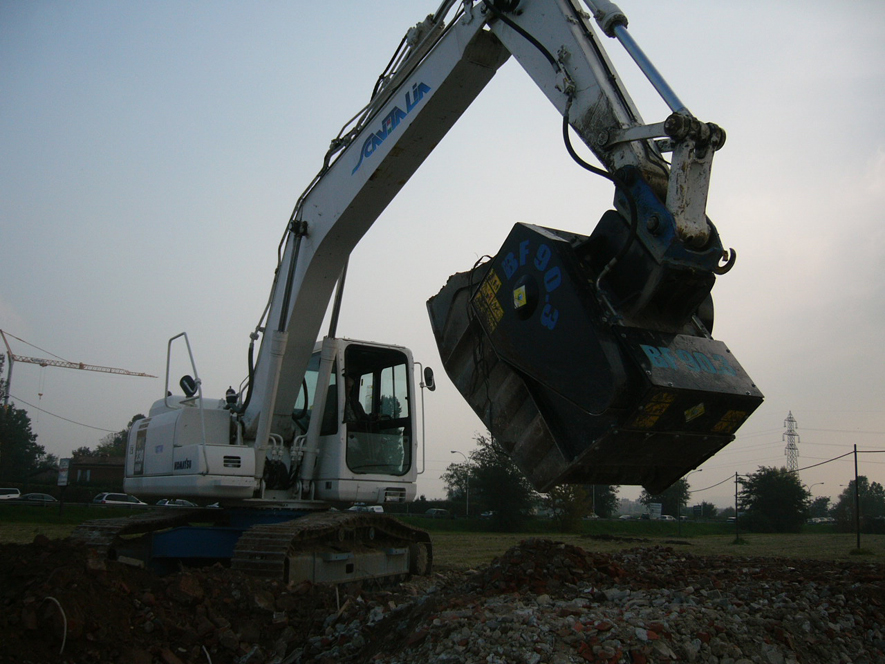 Benna frantumatrice su Komatsu PC230