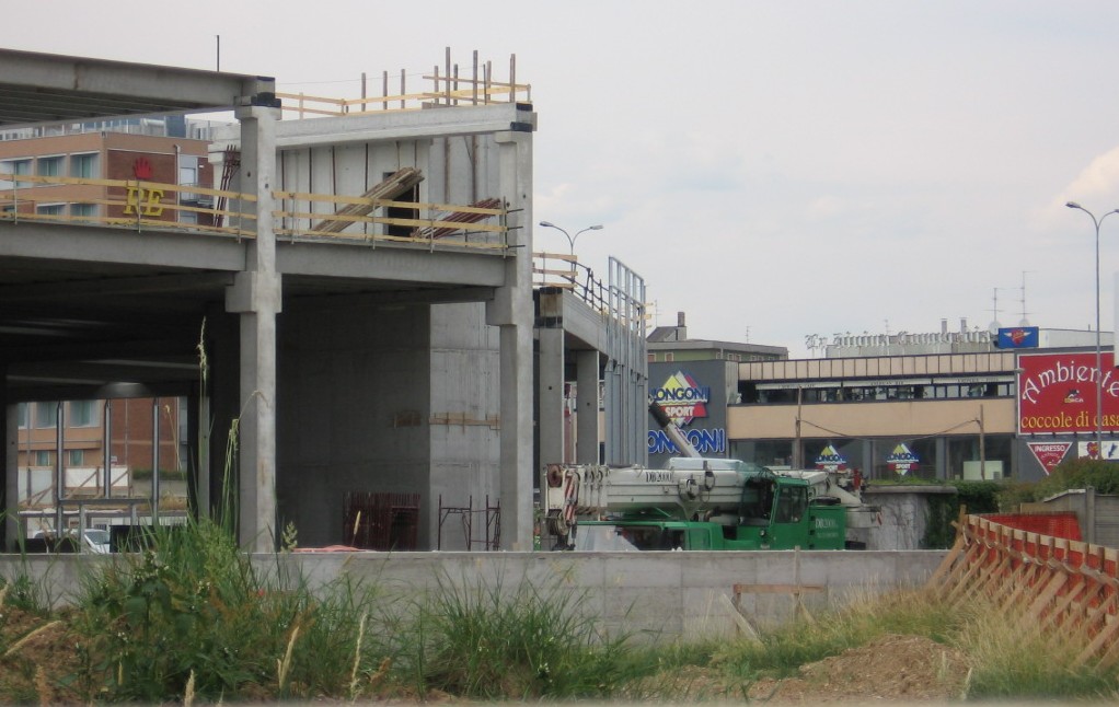 l'autogru usata per la costruzione