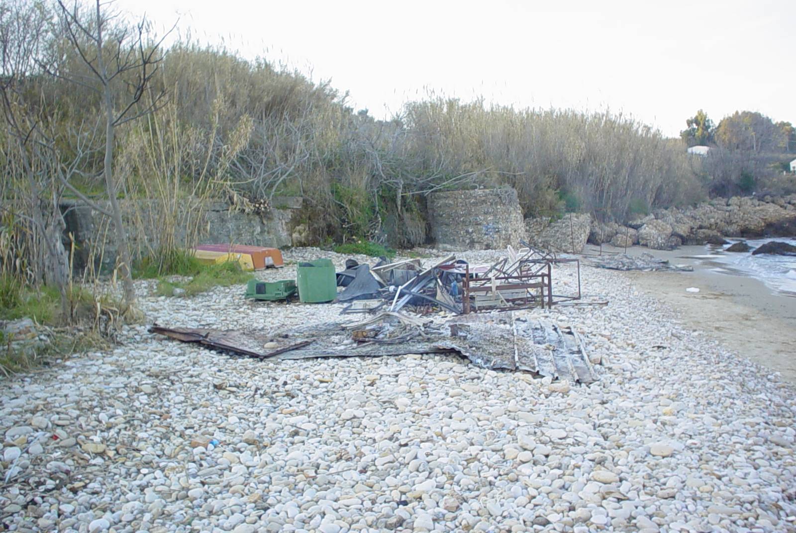 Abbattimento Magazzini abusivi dei Pescatori con Miniescavatori