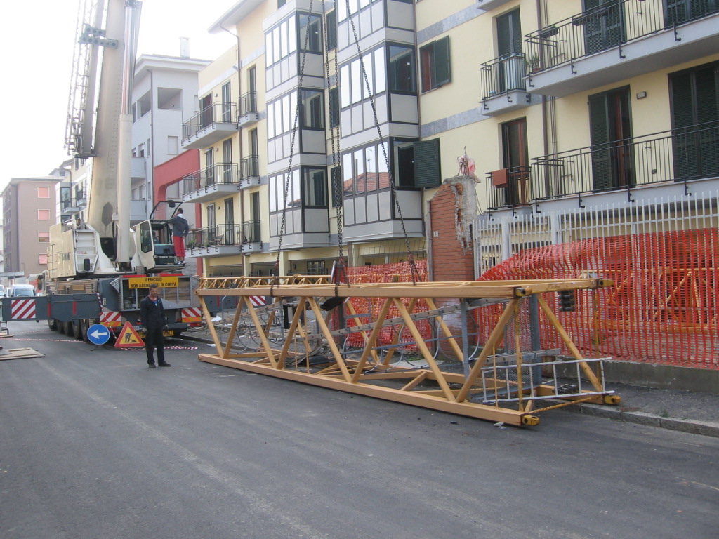 smontaggio Potain:carico elemento torre