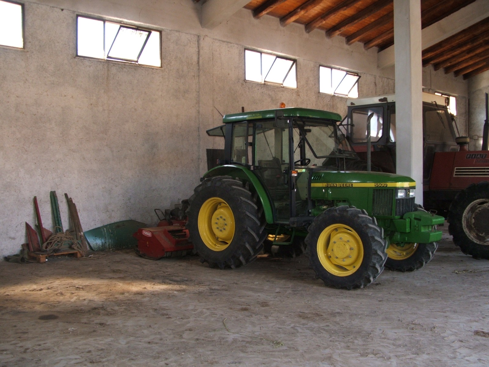 johnn deere 5500 con trincia sotto l'ombra del fiat 1280