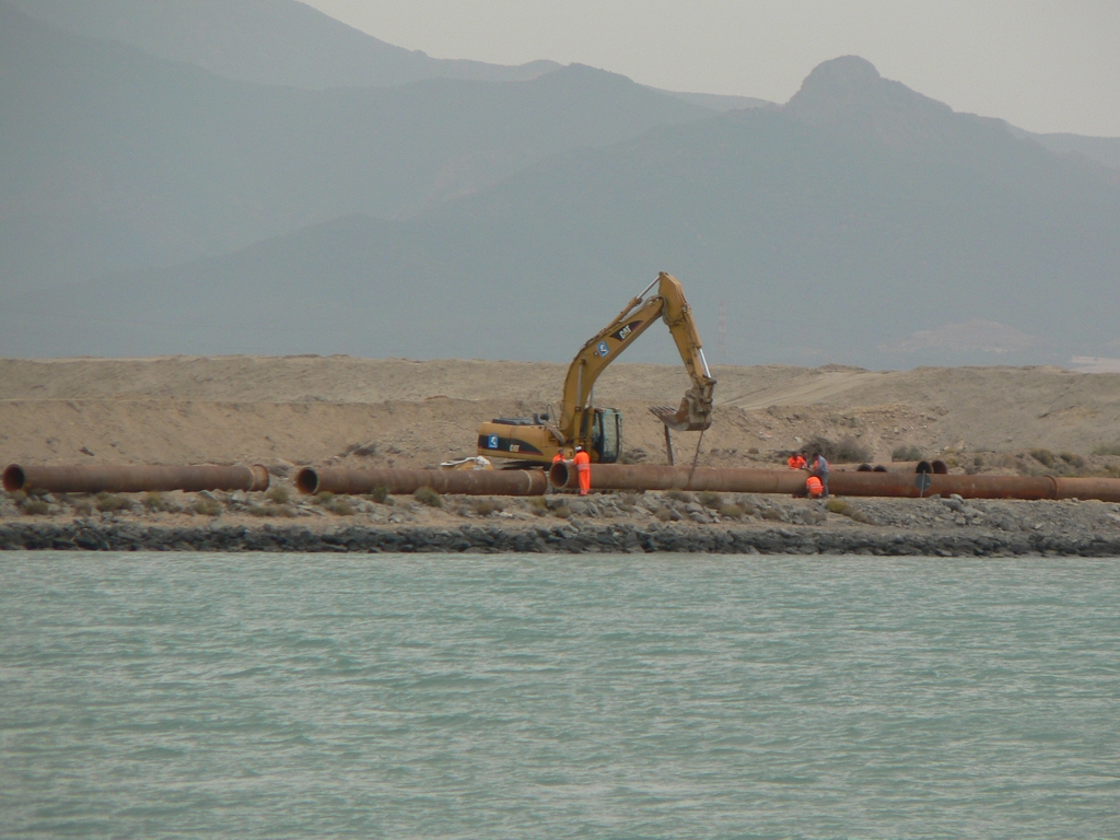 Cat 325C al lavoro, durante il montaggio di tubazioni.