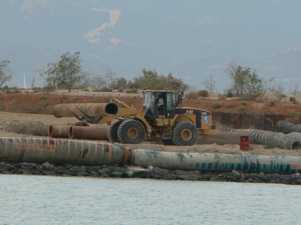 Cat 966G con forche, al lavoro.