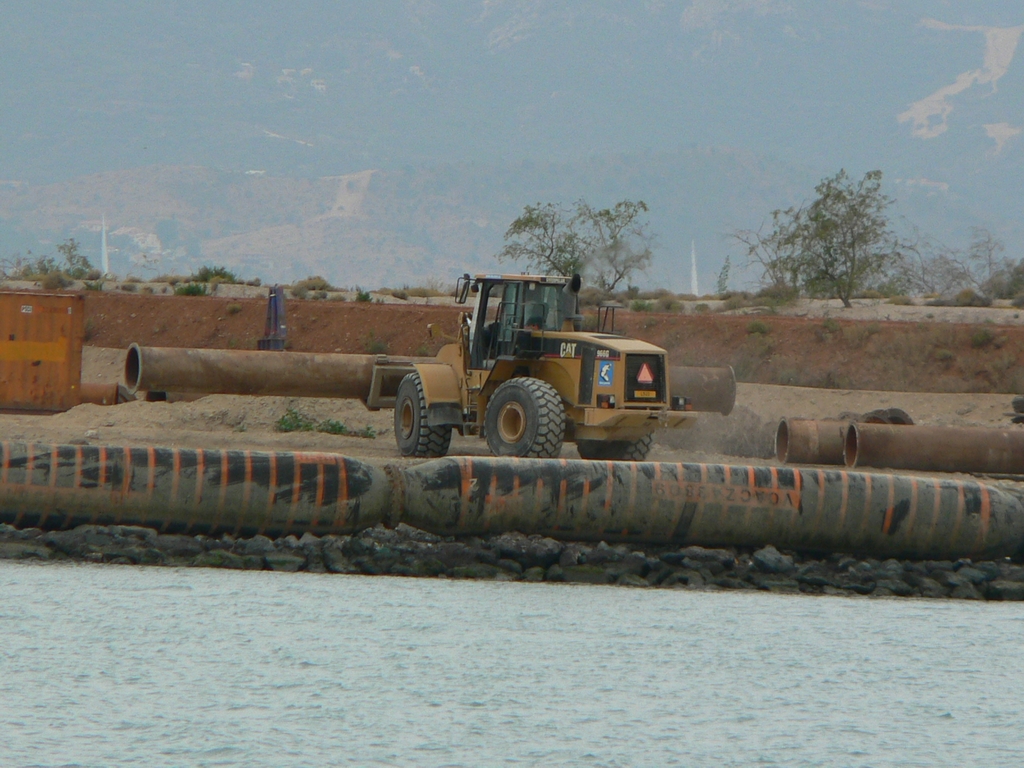 Cat 966G con forche, al lavoro.