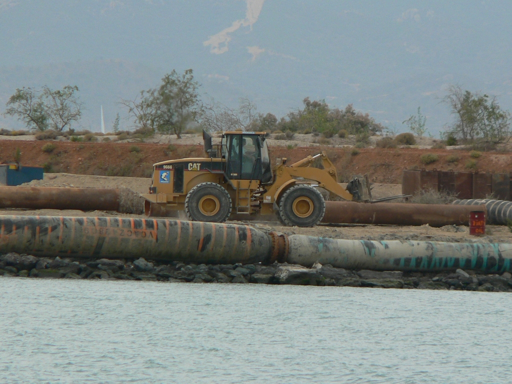 Cat 966G con forche, al lavoro.