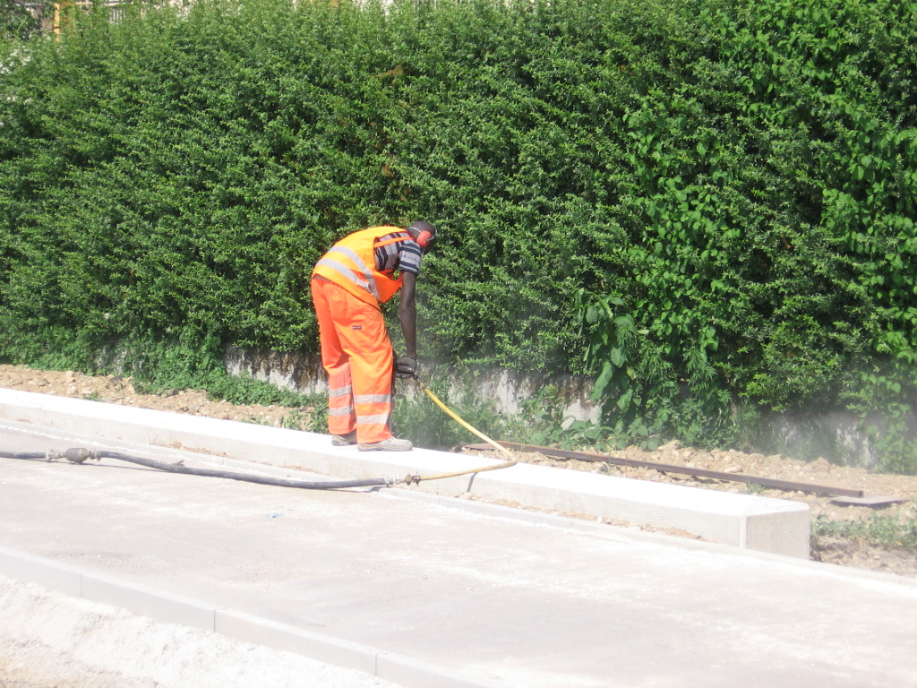 creazione fori per sostegni barrriere protettive