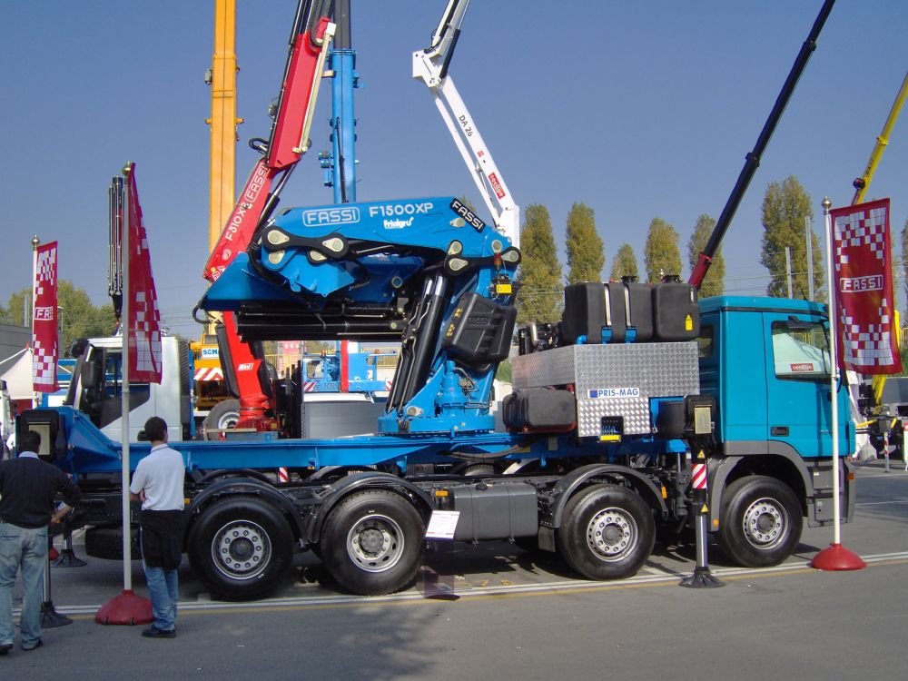 Actros con gru Fassi