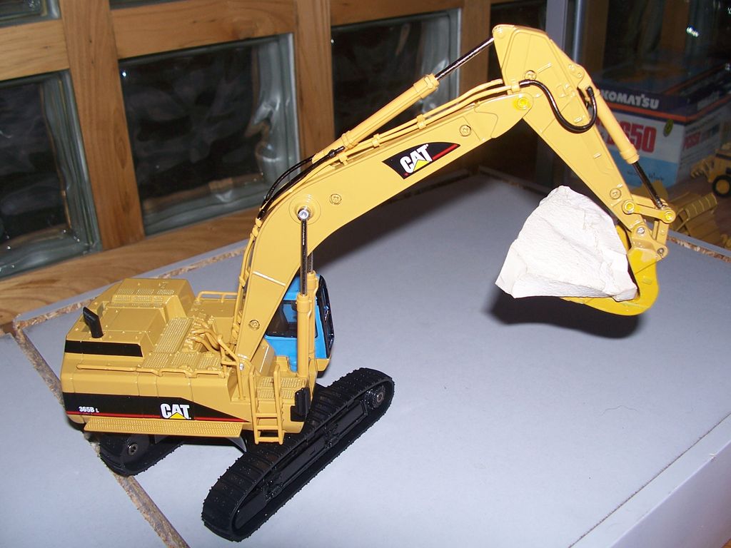 cat 365 con benna da roccia
