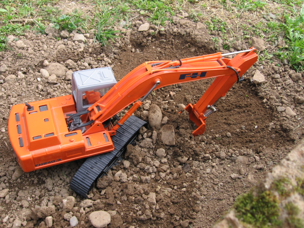 Fiat Hitachi FH 240.3 tirando il piano