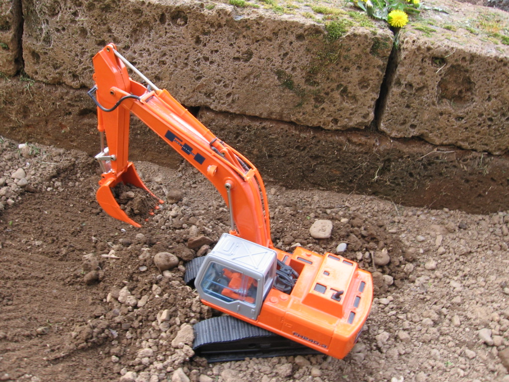 Fiat Hitachi FH 240.3 tirando il piano