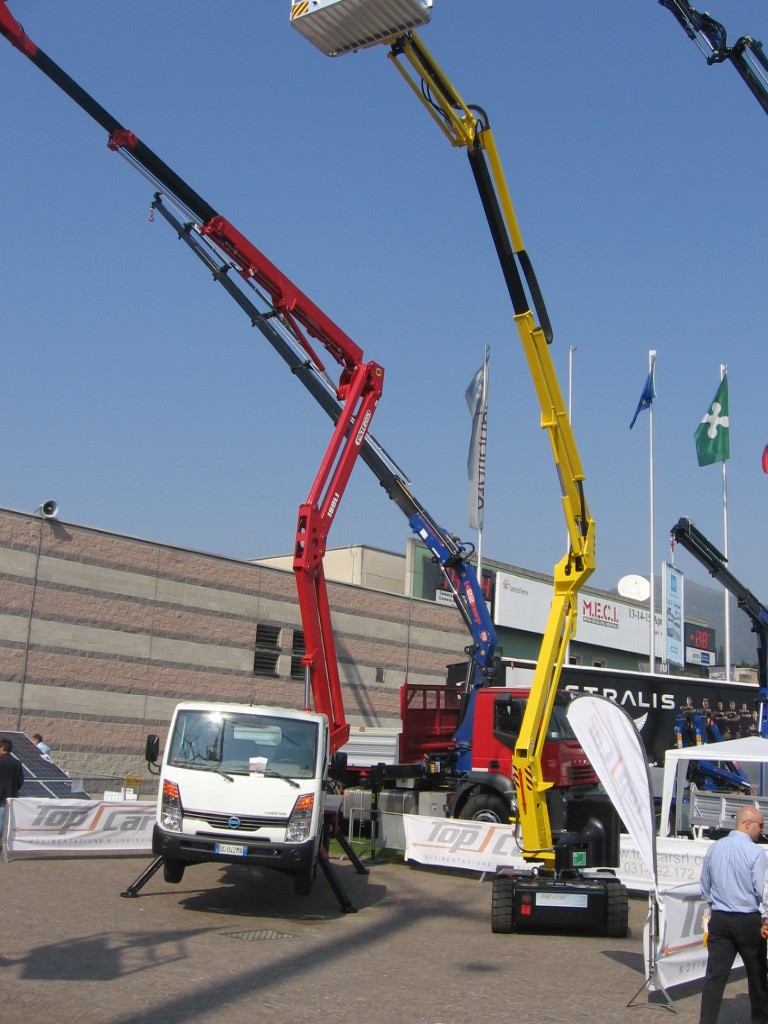 stand Top Car:piattaforme su Cabstar e cingolato