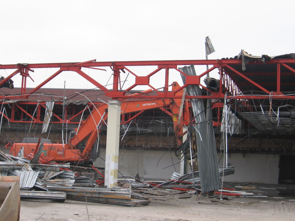 demolizione edificio con Hitachi Zaxis 350LCN