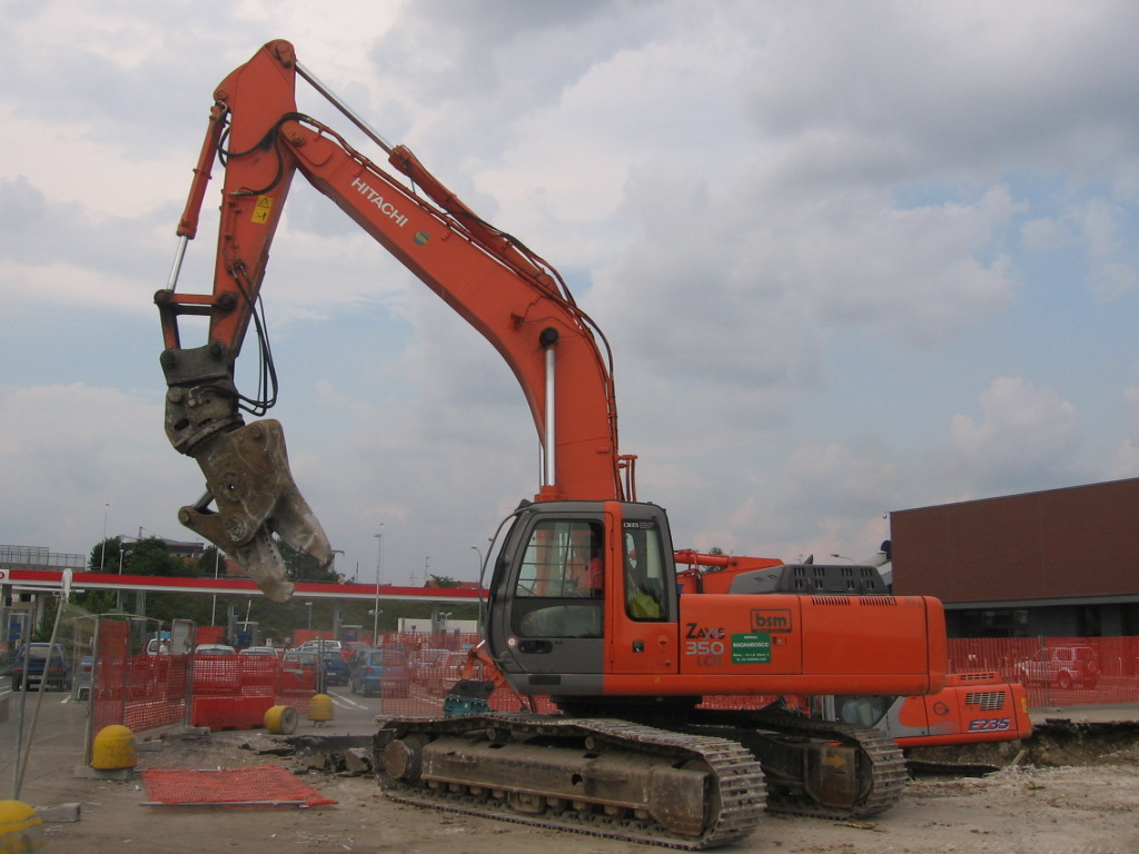 Hitachi Zaxis 350LCN con pinza