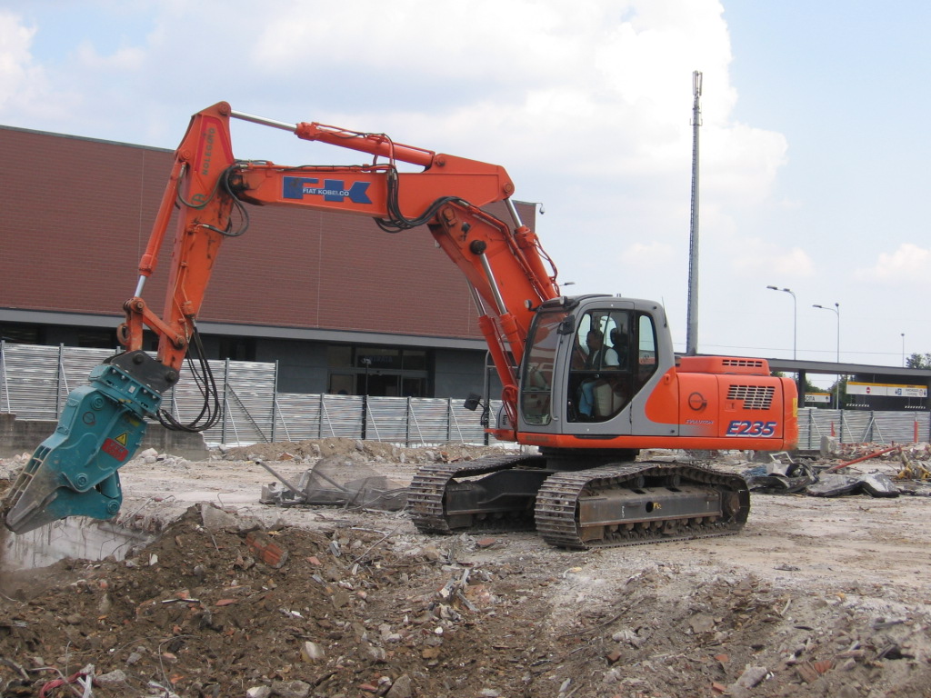 Fiat Kobelco E235 con frantumatore