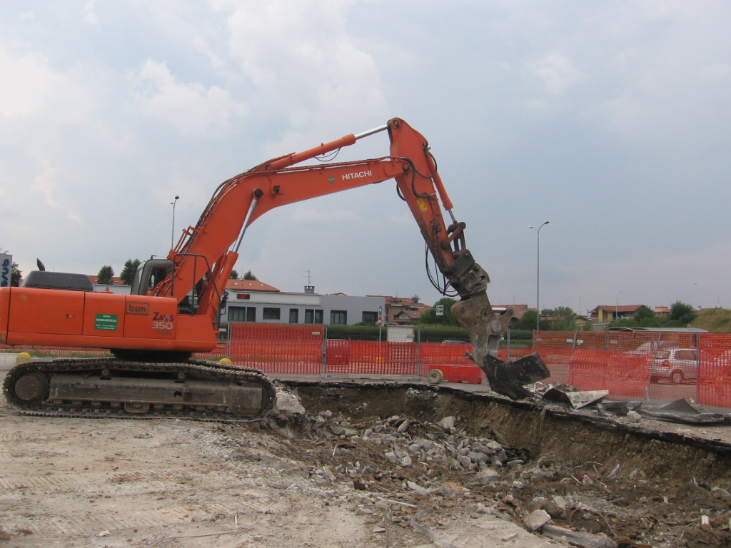 Hitachi Zaxis 350LCN con pinza