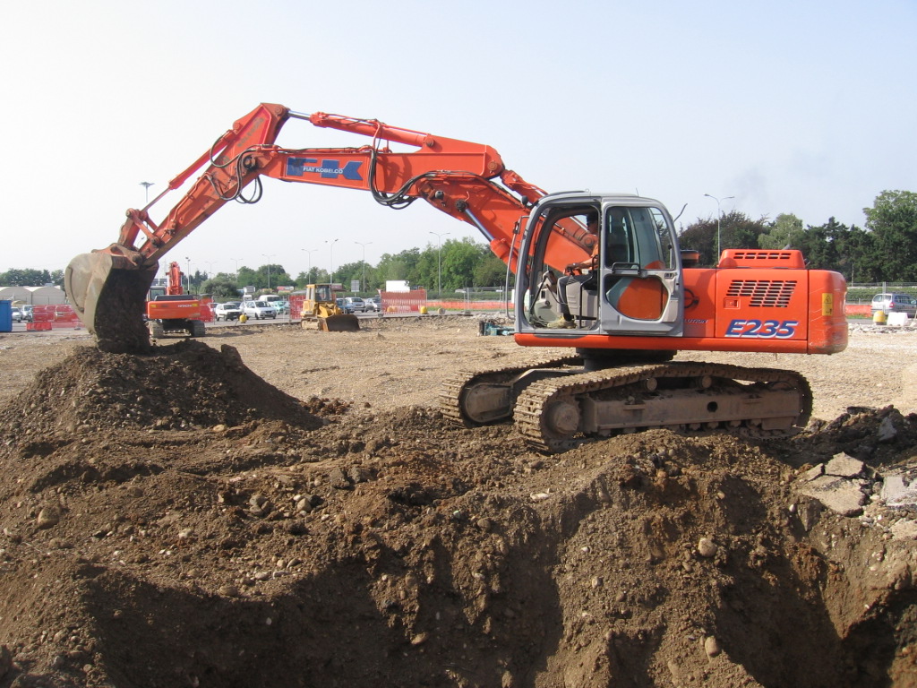 rimozione cisterna interrata con Fiat Kobelco E 235