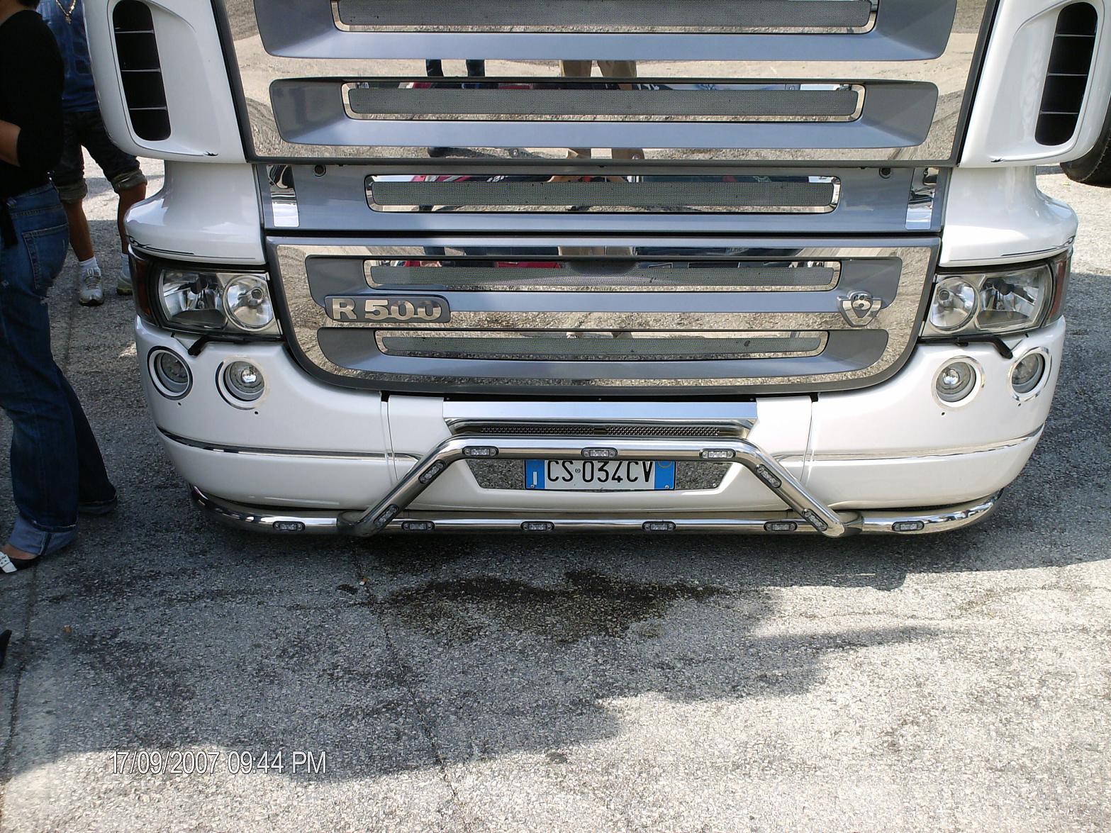 barra in acciaio e mascherina cromata