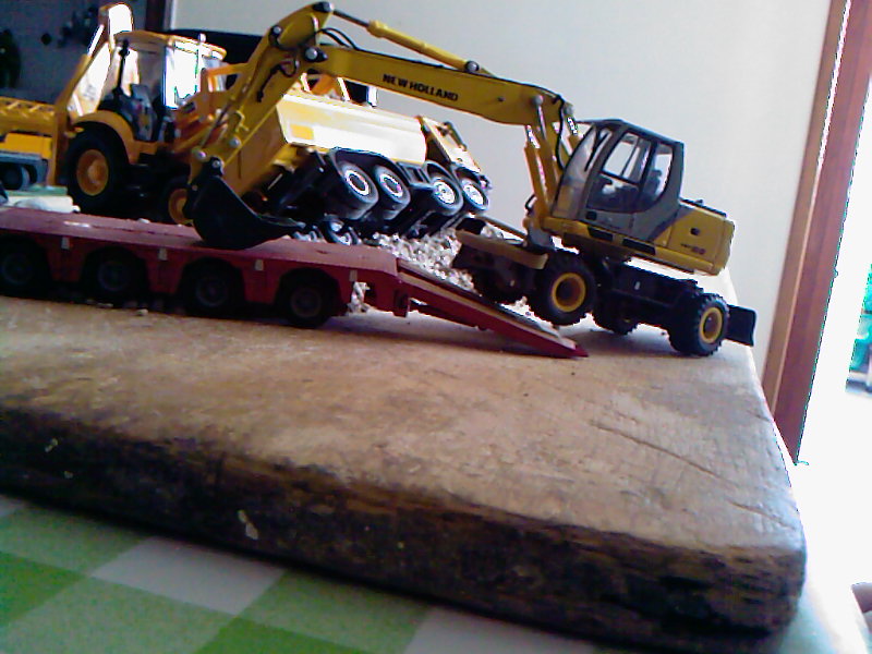 scarico dell'escavatore gommato new holland