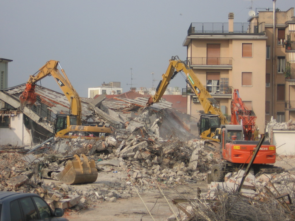 demolizione in corso