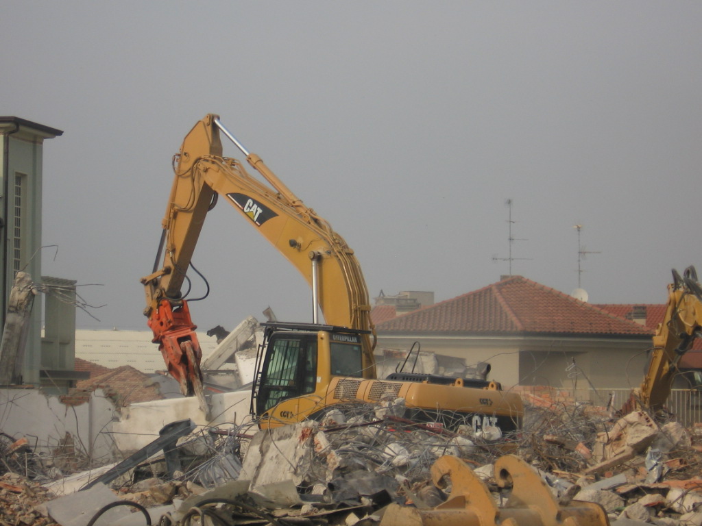 Caterpilar 325C LN con pinza