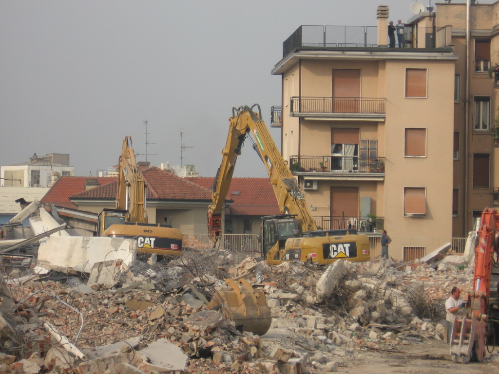 demolizione in corso