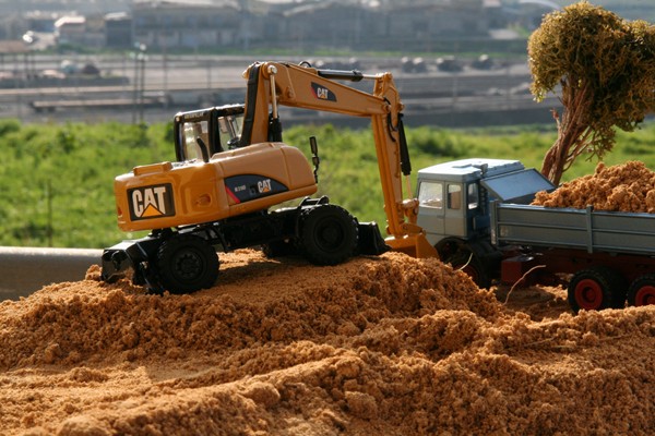 escavatore gommato cat m316 d