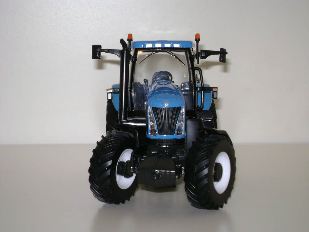 New Holland T 8040 davanti