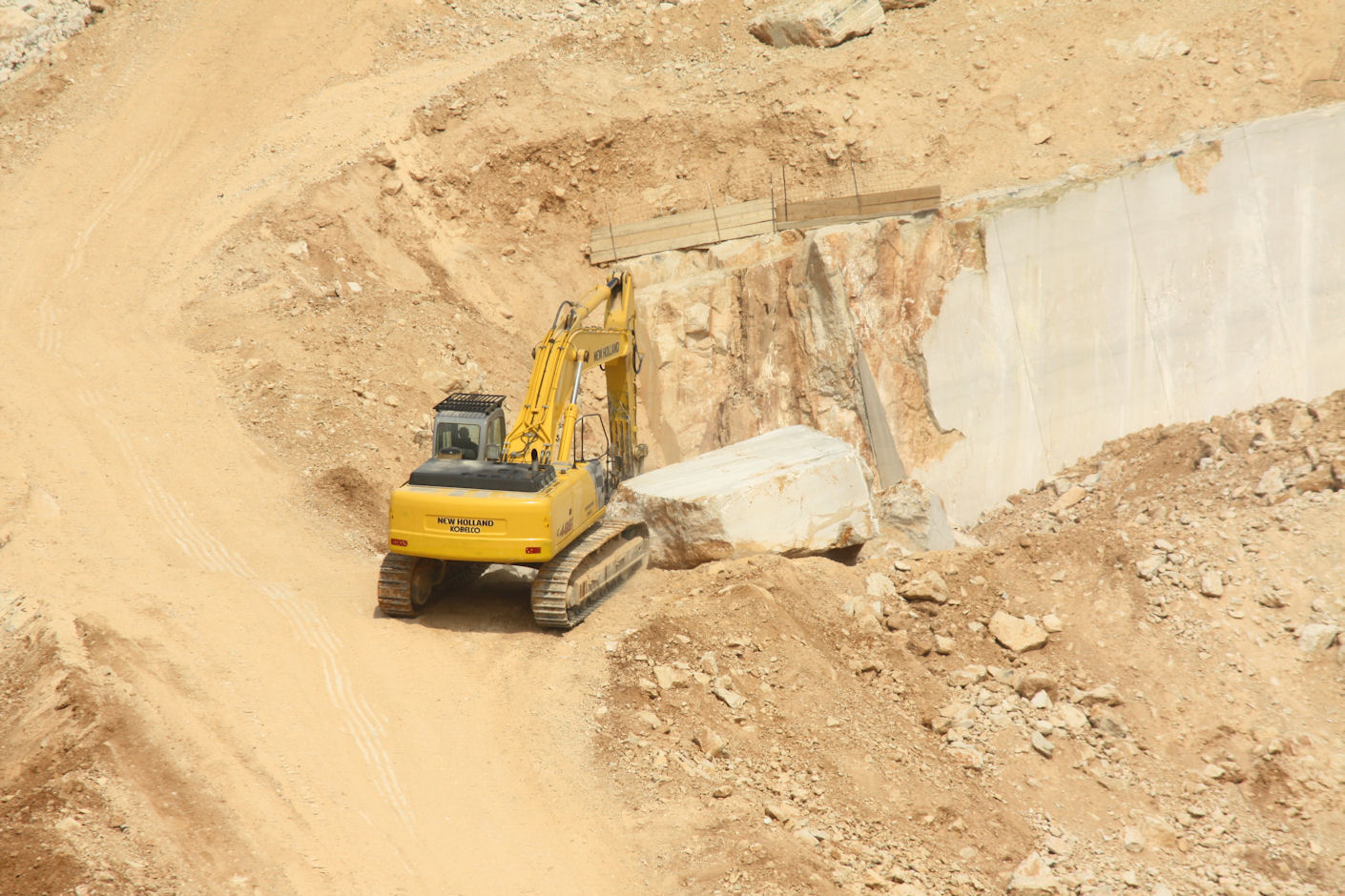 New Holland Kobelco E485