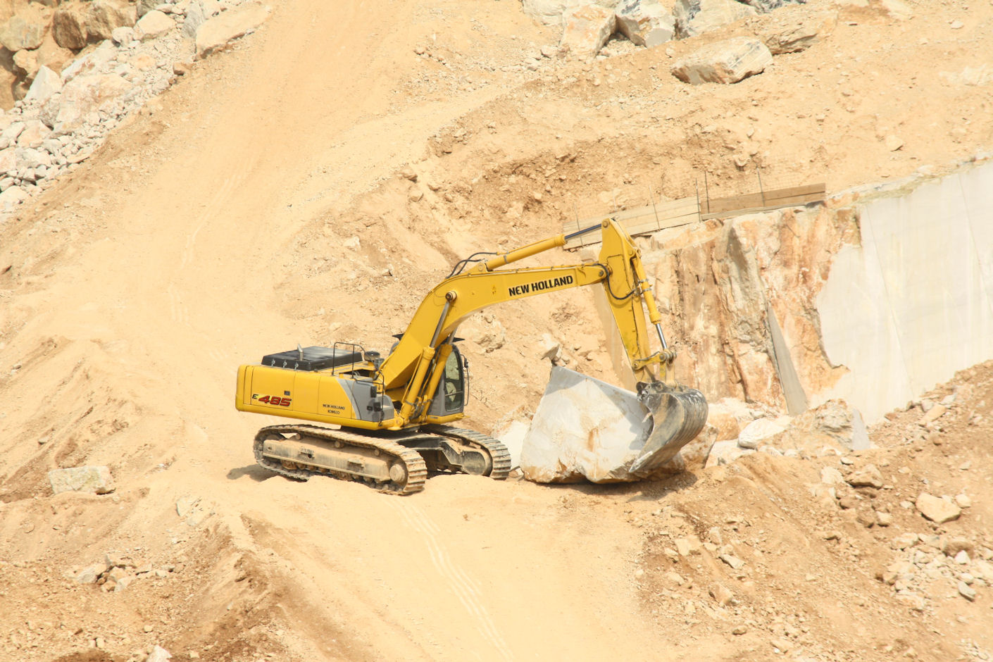 New Holland Kobelco E485