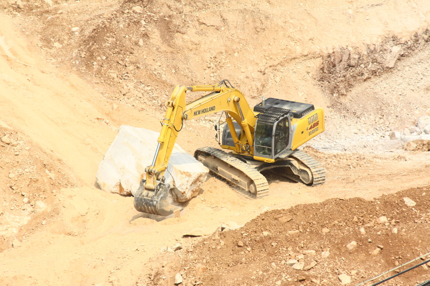 New Holland Kobelco E485