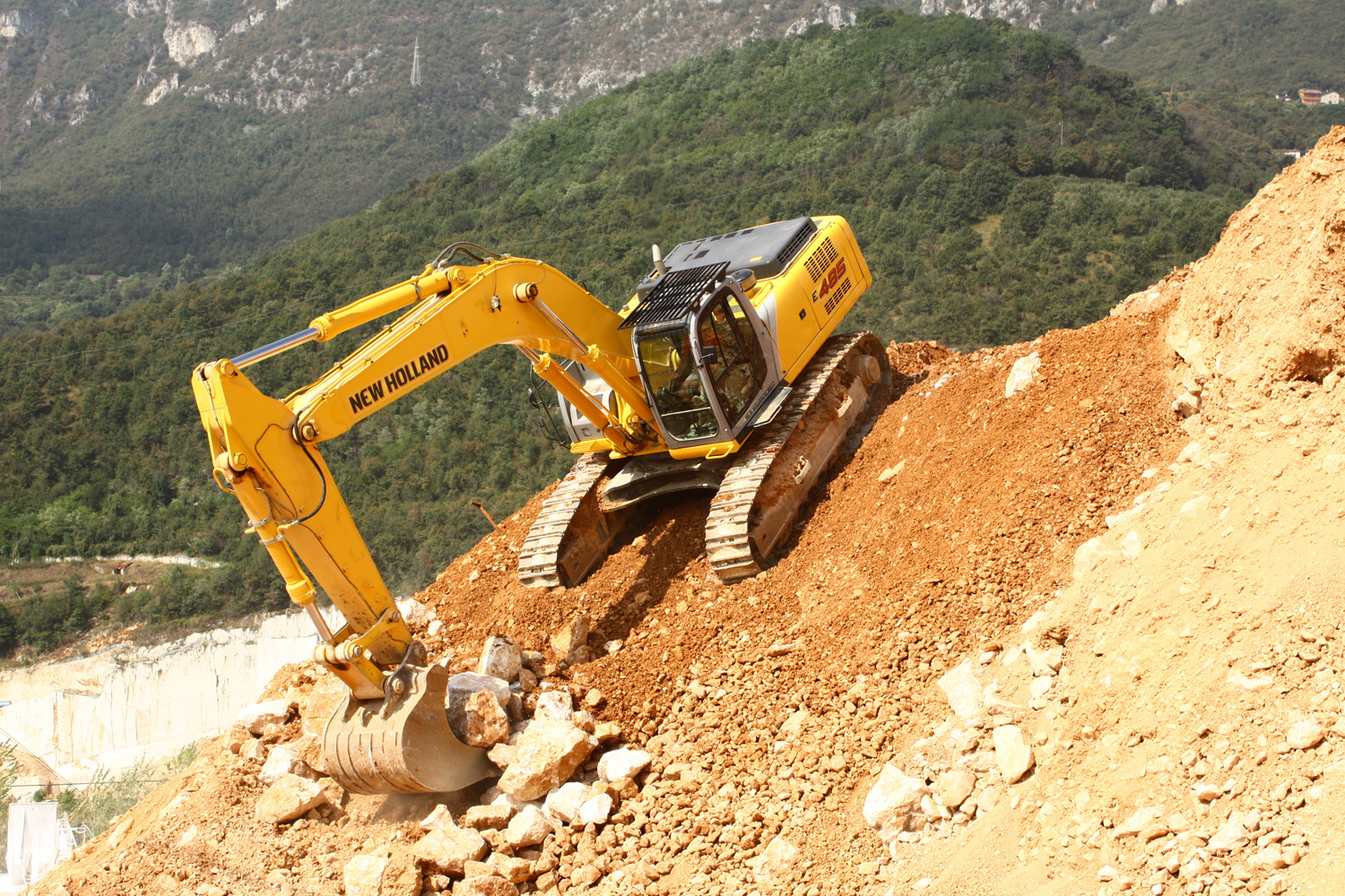 New Holland Kobelco E485