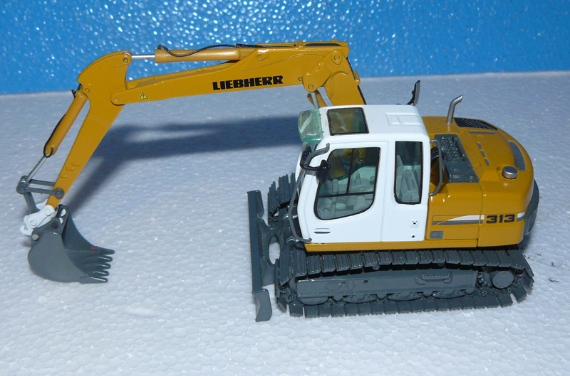 Liebherr 313 con benna stretta autocostruita