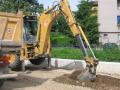 scavo per cordoli pista ciclabile con Caterpillar 428D