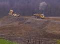 A30D a scaricare sull'enorme montagna di terra