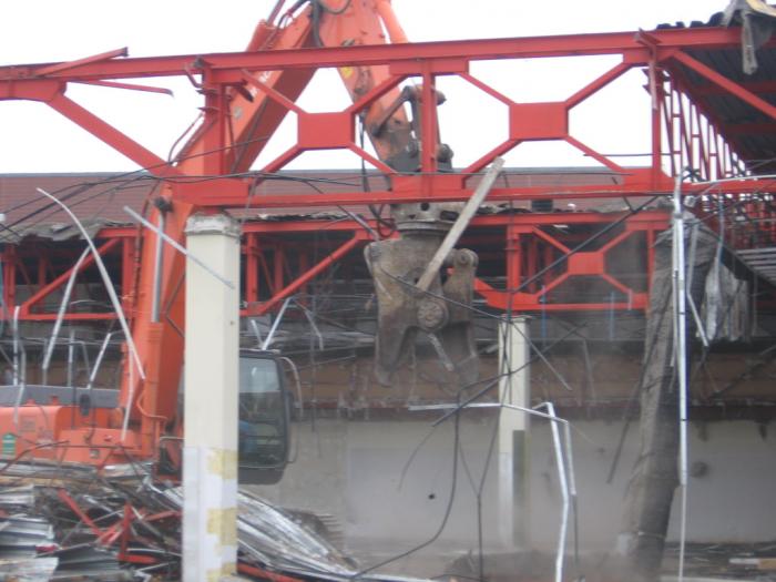 demolizione edificio con Hitachi Zaxis 350LCN