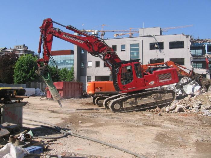 Liebherr R934C con martellone