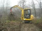 komatsu pc27 con pinza per tronchi