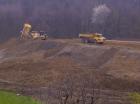 A30D a scaricare sull'enorme montagna di terra